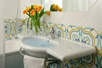 Отель Relais 6 Via Tolmino 4*